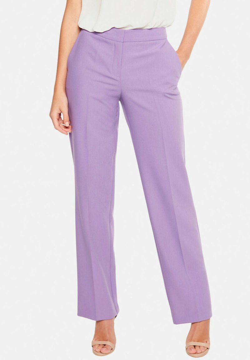 Fioletowe spodnie o dopasowanym kroju, gładkiej fakturze, szerokich nogawkach i bocznych kieszeniach, z dopasowanym paskiem dla eleganckiego wyglądu.