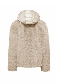 Beige nepbontjasje met een glanzende, gewatteerde capuchon. Heeft een boxy vorm en lange mouwen. Zachte textuur met een dichte uitstraling.