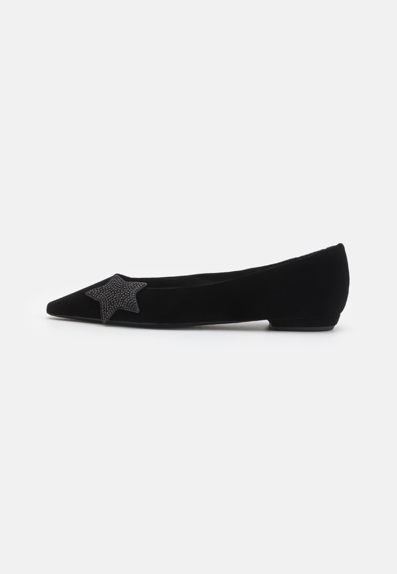 Černé semišové baleríny s špičatou špičkou, ozdobené hvězdičkou detailně posetou malými kamínky na přední části. Jednoduchý a elegantní design.