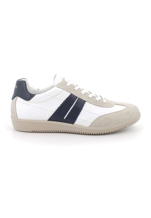 Sneaker bianca a taglio basso con dettagli in suede beige, strisce laterali blu navy, lacci bianchi e suola in gomma beige su sfondo bianco.