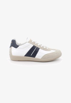 Sneaker bianca a taglio basso con dettagli in suede beige, strisce laterali blu navy, lacci bianchi e suola in gomma beige su sfondo bianco.