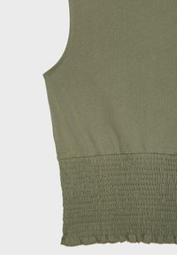 Top sans manches vert olive avec taille smockée élastique froncée et détail subtil de volant à l'ourlet.