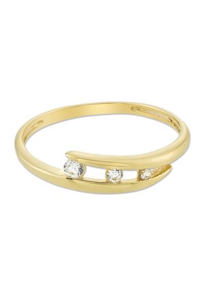 Bague en bande dorée avec trois pierres précieuses rondes claires, disposées de manière décroissante le long d'une section incurvée ouverte.
