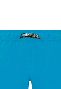Turquoise zwemshorts met een elastische tailleband en een zwart-witte trekkoord. Glad materiaal, met een zijzak en dubbele stiksel details.