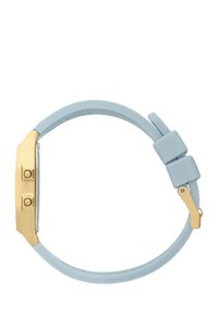 Bracelet de montre en silicone bleu avec quincaillerie dorée, cadran rectangulaire et deux boutons-poussoirs. Texture lisse avec un design minimaliste.