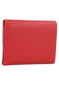 Portafoglio in pelle rossa con superficie texture, design orizzontale e cuciture minime. La patta di chiusura si allinea con il bordo del portafoglio.