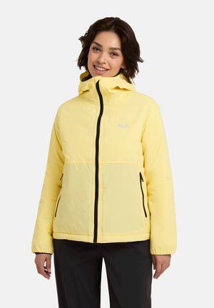 Giacca impermeabile gialla con zip frontale, cappuccio e dettagli neri sulla zip. Presenta un logo sul petto e due tasche laterali.