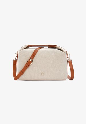 Borsa a tracolla rettangolare beige con texture, dotata di tracolla regolabile in pelle marrone, fibbia dorata e piccolo logo metallico al centro frontale.