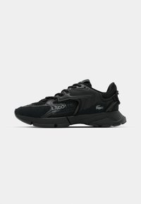 Chaussures de sport noires avec une tige en mesh, des accents texturés et des lacets. Comprend un col rembourré et une semelle en caoutchouc pour une adhérence et une durabilité accrues.