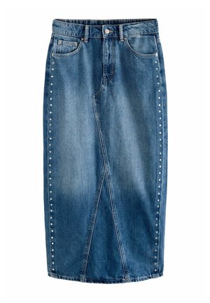 Jupe midi en denim bleu avec fente à l'avant, poches avant et arrière, passants de ceinture, et rangées de clous argentés courant verticalement le long des côtés.