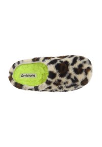 Pantuflas con estampado de leopardo, con un exterior suave y peludo en tonos beige, marrón y negro; forro de felpa verde brillante con una etiqueta de logo.