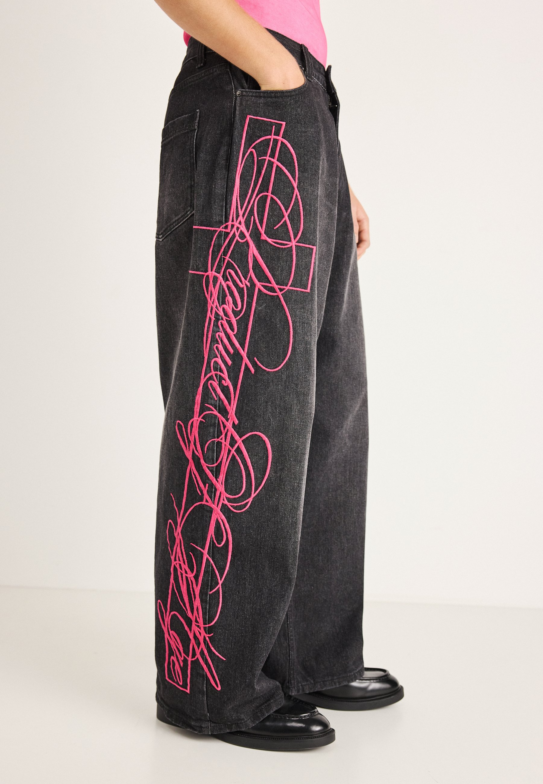 Jaded London CROSS SCRIPT EMBROIDERED - Baggy Jeans - black/black Jaded London CROSS SCRIPT EMBROIDERED - Baggy Jeans - black/black