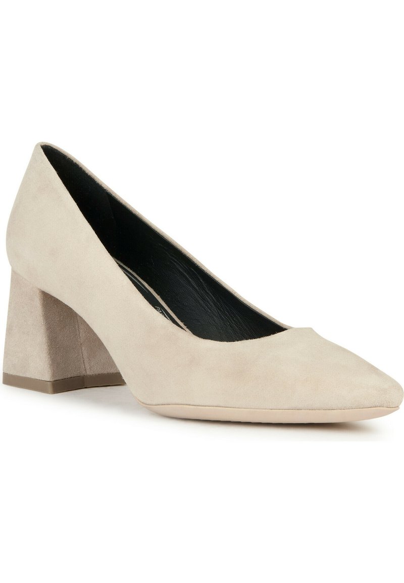 Décolleté beige in suede con tacco a blocco quadrato, punta affusolata e superficie liscia.