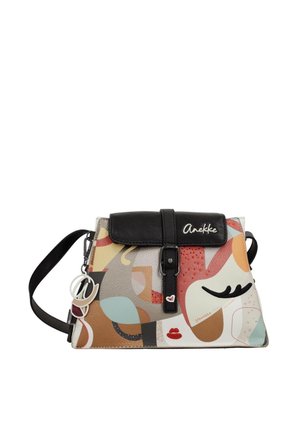 Borsa a tracolla colorata con design astratto del volto, patta nera con fibbia e ciondolo con logo argentato attaccato alla tracolla nera.