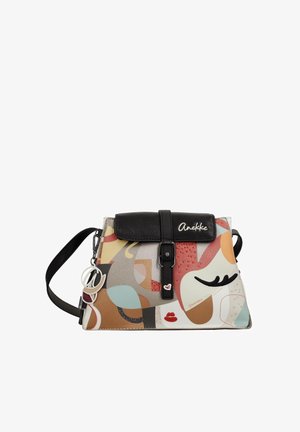 Borsa a tracolla colorata con design astratto del volto, patta nera con fibbia e ciondolo con logo argentato attaccato alla tracolla nera.