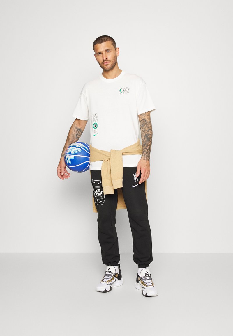 Herren Trainingsanzüge | Nike Performance NBA BROOKLYN NETS FUTURE PANT Vereinsmannschaften black/schwarz - RM72650 Herren Trainingsanzüge | Nike Performance NBA BROOKLYN NETS FUTURE PANT Vereinsmannschaften black/schwarz - RM72650