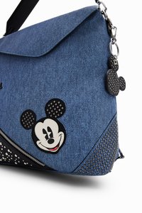 Borsa a spalla in denim con un patch di Topolino nero, borchie decorative e una tasca con zip lungo il bordo inferiore.