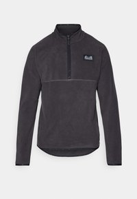 Pulover din fleece de culoare gri închis, cu guler cu fermoar la un sfert, detalii cusute și un patch cu logo pe pieptul stâng. Textură netedă.