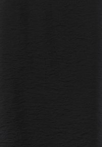 Černá texturovaná tkanina s pomačkaným povrchem. Materiál se zdá být měkký a lehký, vykazuje variace v textuře po celém povrchu.