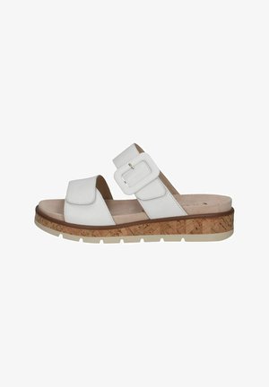Sandale à lanières en cuir blanc avec une bride à boucle, une semelle en liège texturée et une semelle en caoutchouc beige clair.