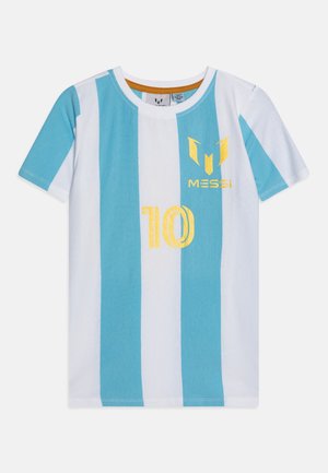 Koszula z krótkim rękawem w pionowe, niebieskie i białe paski, z żółtym napisem "MESSI", logo oraz numerem 10 na przodzie.