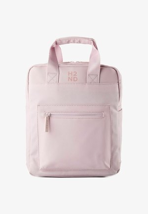 Sac à dos compact carré rose avec poche avant zippée, double poignée supérieure et logo "H2ND" au-dessus de la poche.