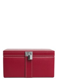 Caja de cuero rojo con una superficie texturizada, costuras blancas y un mecanismo de cierre plateado en la parte frontal. Forma rectangular con una tapa plana.