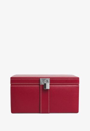 Caja de cuero rojo con una superficie texturizada, costuras blancas y un mecanismo de cierre plateado en la parte frontal. Forma rectangular con una tapa plana.