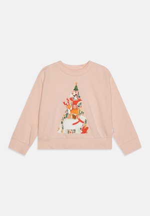 Sudadera de color rosa claro con un diseño corto y mangas largas, que presenta una ilustración colorida de temática navideña con animales y un árbol de Navidad.