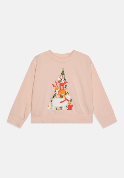 Felpa rosa chiaro con un design crop e maniche lunghe, decorata con un'illustrazione vivace a tema natalizio di animali e un albero di Natale.