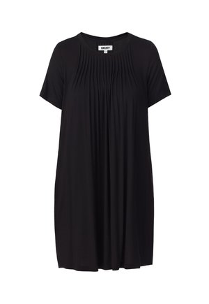 Robe noire à manches courtes avec encolure ronde et plis verticaux sur le devant du corsage, longueur au genou, tissu léger.