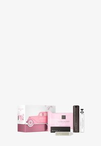 Ensemble de produits d'entretien auto dans une bo�îte-cadeau arborant un design de voiture vintage rose. Comprend des lingettes, un spray et un parfum solide.