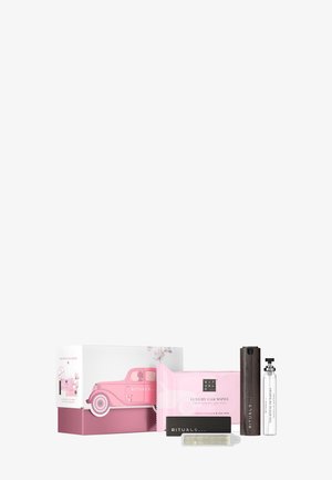 Ensemble de produits d'entretien auto dans une boîte-cadeau arborant un design de voiture vintage rose. Comprend des lingettes, un spray et un parfum solide.