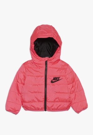 Giacca imbottita rosa acceso con cappuccio, zip nera e logo Nike nero sul petto a sinistra, vista frontale su sfondo bianco.