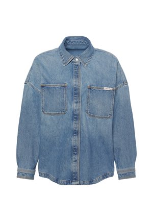 Camisa de mezclilla azul claro con cierre de botones al frente, dos bolsillos en el pecho y mangas largas. Cuenta con un cuello clásico y detalles con costuras.