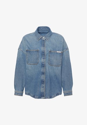 Camisa de mezclilla azul claro con cierre de botones al frente, dos bolsillos en el pecho y mangas largas. Cuenta con un cuello clásico y detalles con costuras.