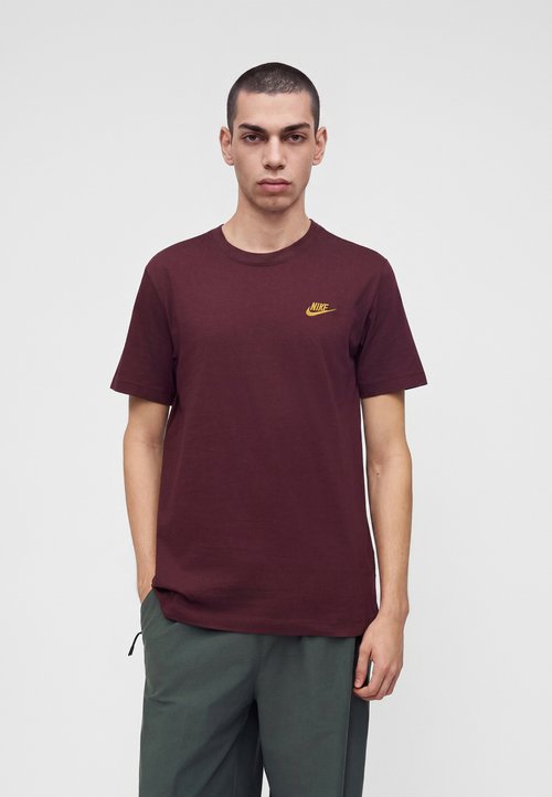 Nike CLUB TEE - Camiseta básica - burgundy crush/metallic gold-coloured — photo 4