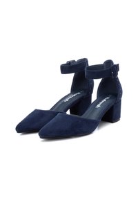 Ett par marinblå mocka blockklackskor med spetsiga tår och ankelremmar med spännen.