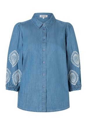 Blaue Denimbluse mit Knopfleiste, langen Puffärmeln, elastischen Bündchen und weißen Stickereimustern auf den Ärmeln.