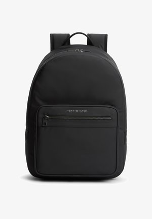 Μαύρο σακίδιο πλάτης Tommy Hilfiger με εμπρόσθια τσέπη με φερμουάρ, χειρολαβή στην κορυφή, επενδεδυμένους ιμάντες ώμου και στρογγυλεμένο πάνω μέρος.