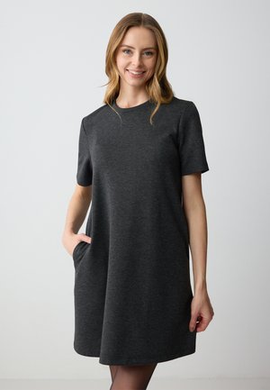 Robe à manches courtes en tissu gris foncé, présentée avec une coupe décontractée, un col rond et des poches latérales pour plus de fonctionnalité.