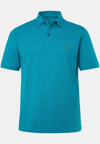 Camiseta polo turquesa hecha de algodón, con cuello, mangas cortas, una tapeta de dos botones y un sutil logo dorado.