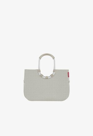 Sac fourre-tout en tissu gris avec une poignée ronde en argent. Présente une surface texturée et un petit logo rouge sur le côté. Forme simple et rectangulaire.