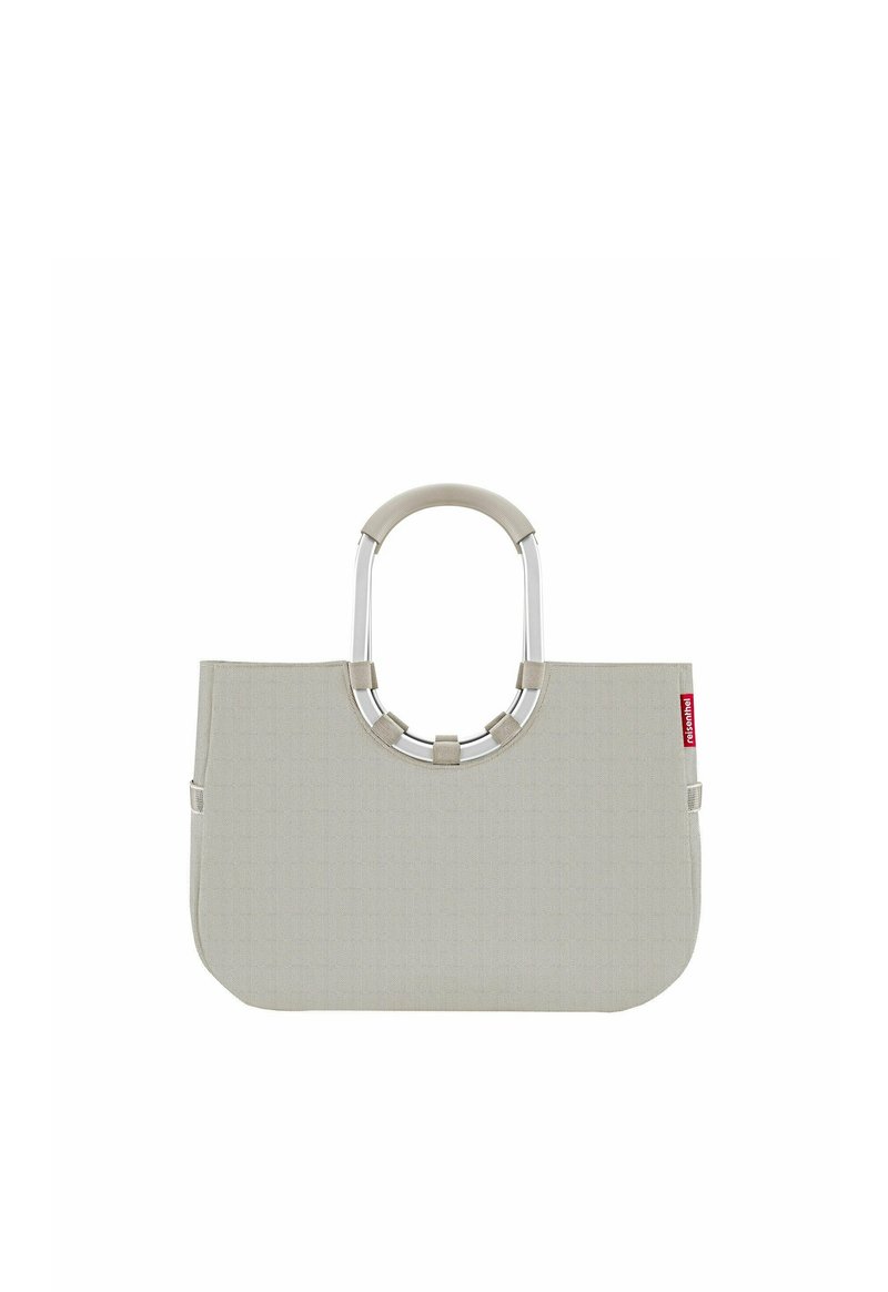 Bolsa de tela gris con un asa redonda de metal plateado. Presenta una superficie texturizada y un pequeño logotipo rojo en un costado. Forma simple y rectangular.