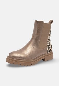 Botte cheville en bronze métallique avec des panneaux élastiques sur les côtés, ornée d'un accent en imprimé léopard sur le talon et d'une semelle en caoutchouc crantée.