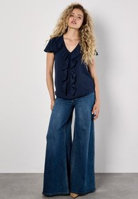 Apricot RUFFLE FRONT - Blusa - navy