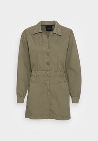 Vestido utilitário caqui com colarinho, fecho botão na frente, cintura ajustável e mangas compridas; apresenta bolsos laterais e um corte ajustado.