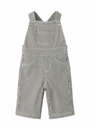 Salopette courte pour enfants à rayures verticales noires et blanches avec poche poitrine avant et bretelles boutonnées sur fond blanc.