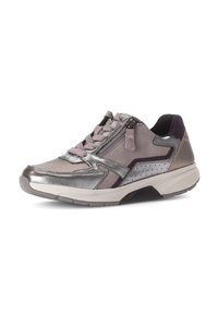 Graue, metallische Sneaker mit einer Mischung aus Leder- und Wildledertexturen, pinken Schnürsenkeln, einem Reißverschluss und durchbrochenen Akzenten an der Seite.