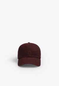 Gorra de béisbol color burdeos hecha de algodón, con visera curvada, bordado en la parte frontal y correa ajustable en la parte trasera.